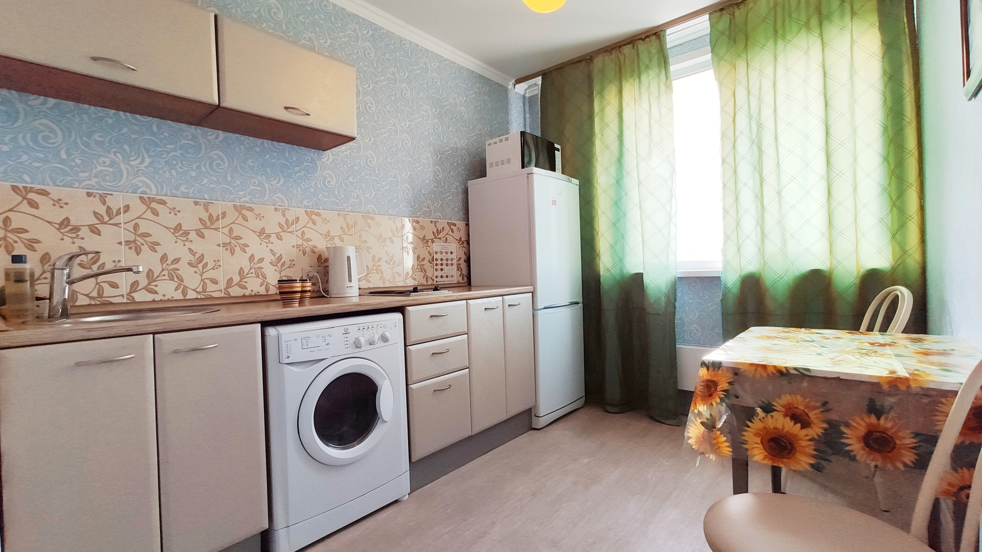 Квартира гостиница в Тольятти с кухонной зоной в номере